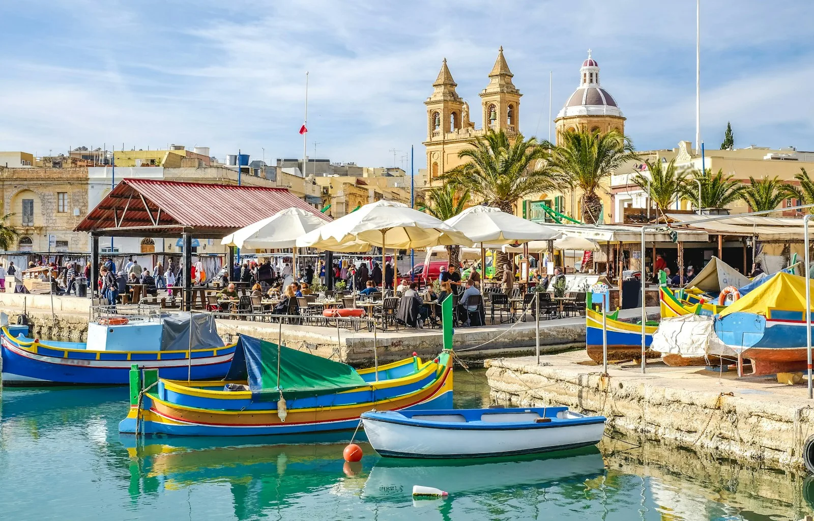 Barcas de pesca tradicionales de madera luzzu en las aguas del puerto de Marsaxlokk