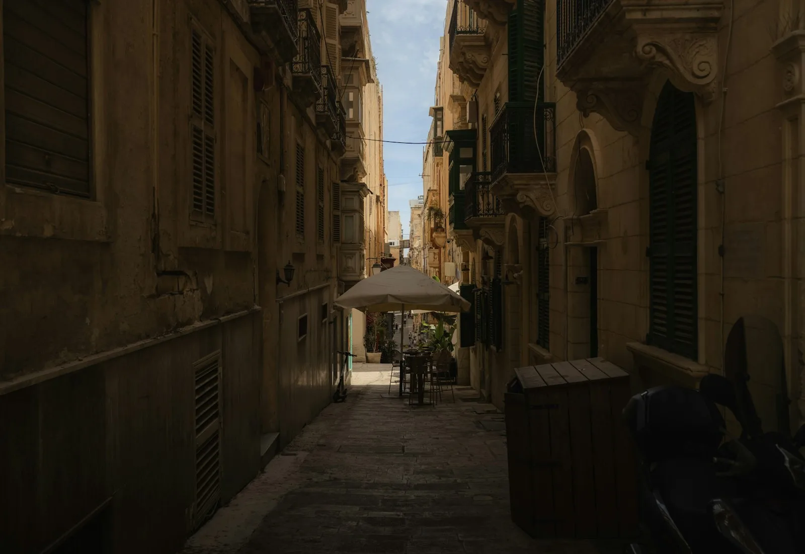 Estrecho callejón medieval silencioso de piedra caliza en la amurallada Mdina