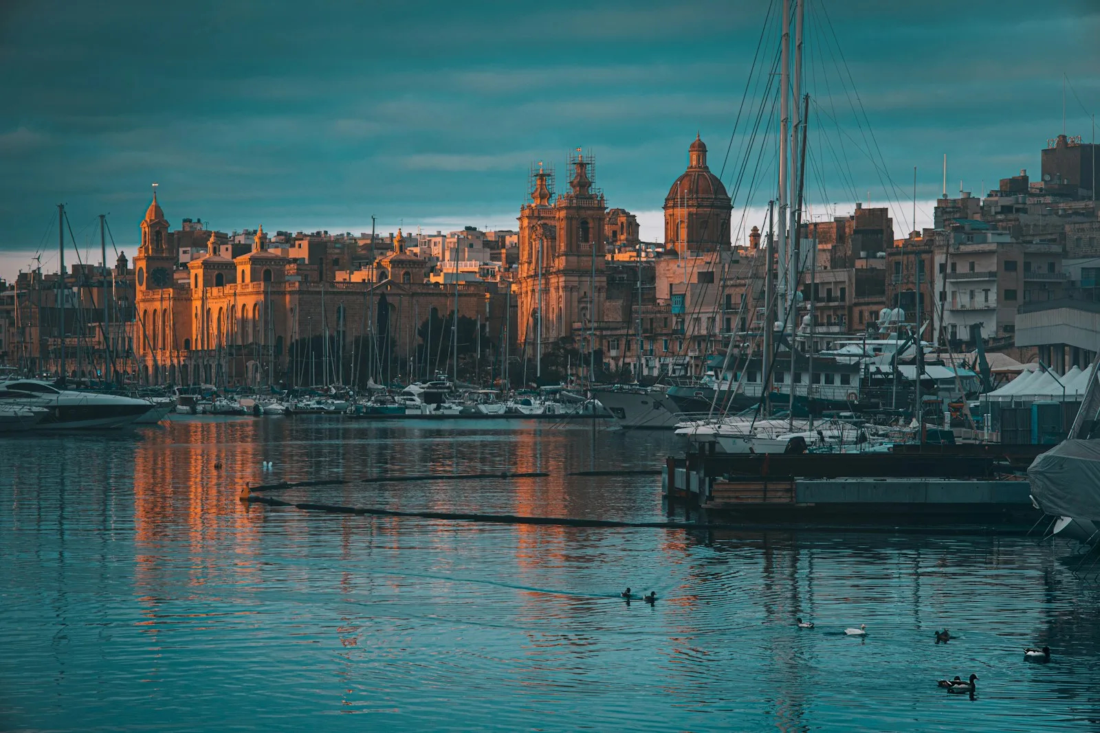 Embarcaciones amarradas frente a los muelles señoriales de Birgu en las Tres Ciudades