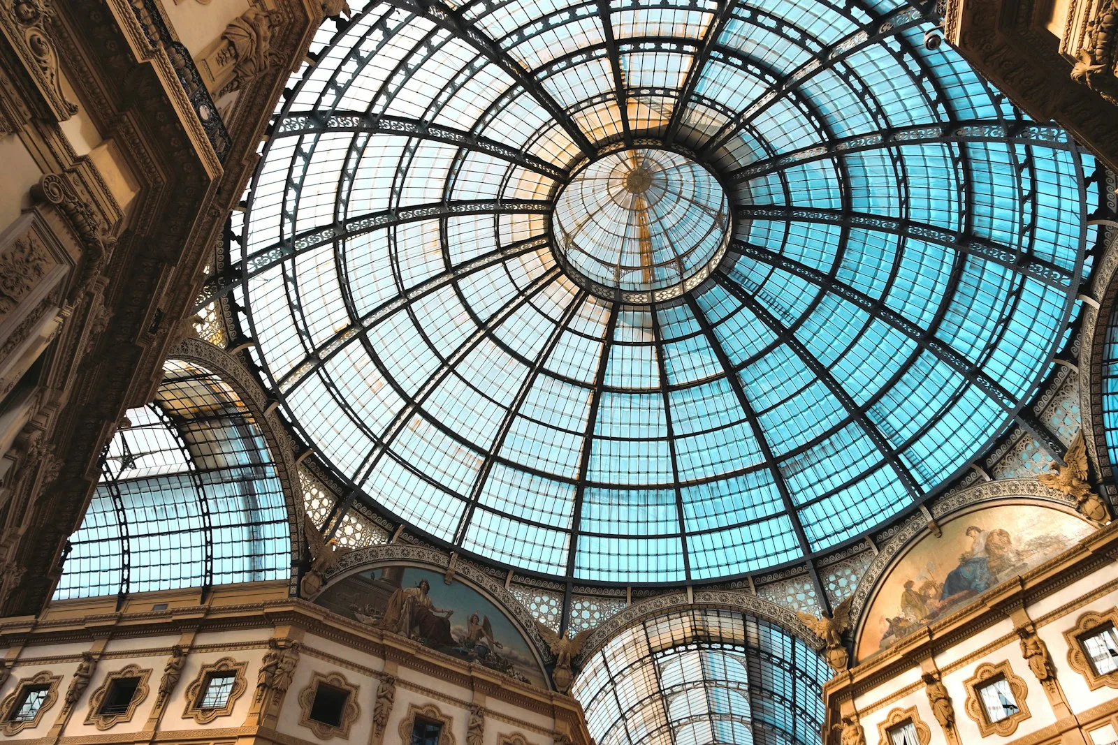Cúpula central de vidrio y hierro de la Galleria Vittorio Emanuele II