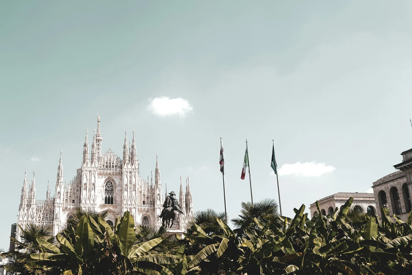 Fachada gótica marmórea y agujas del Duomo di Milano