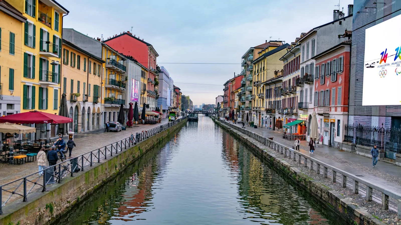 Canal del Naviglio Grande con edificios tradicionales al atardecer