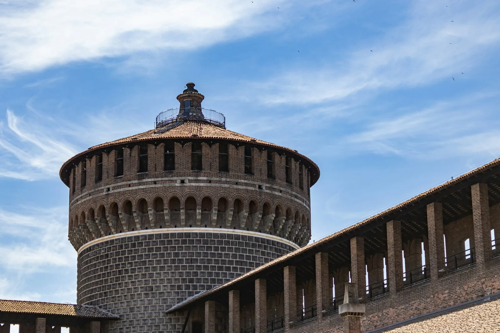 Castello Sforzesco y patio monumental en Milán
