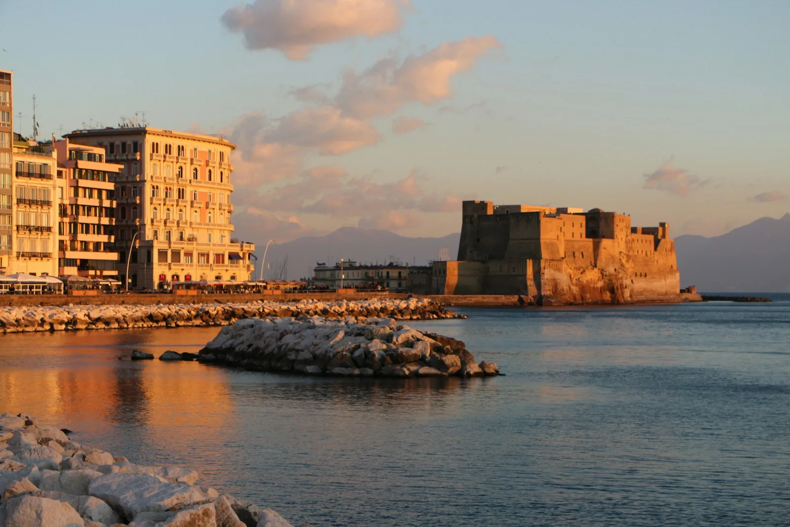 Fortaleza marina del Castel dell'Ovo asentada en el islote de Megaride frente al paseo marítimo de Nápoles