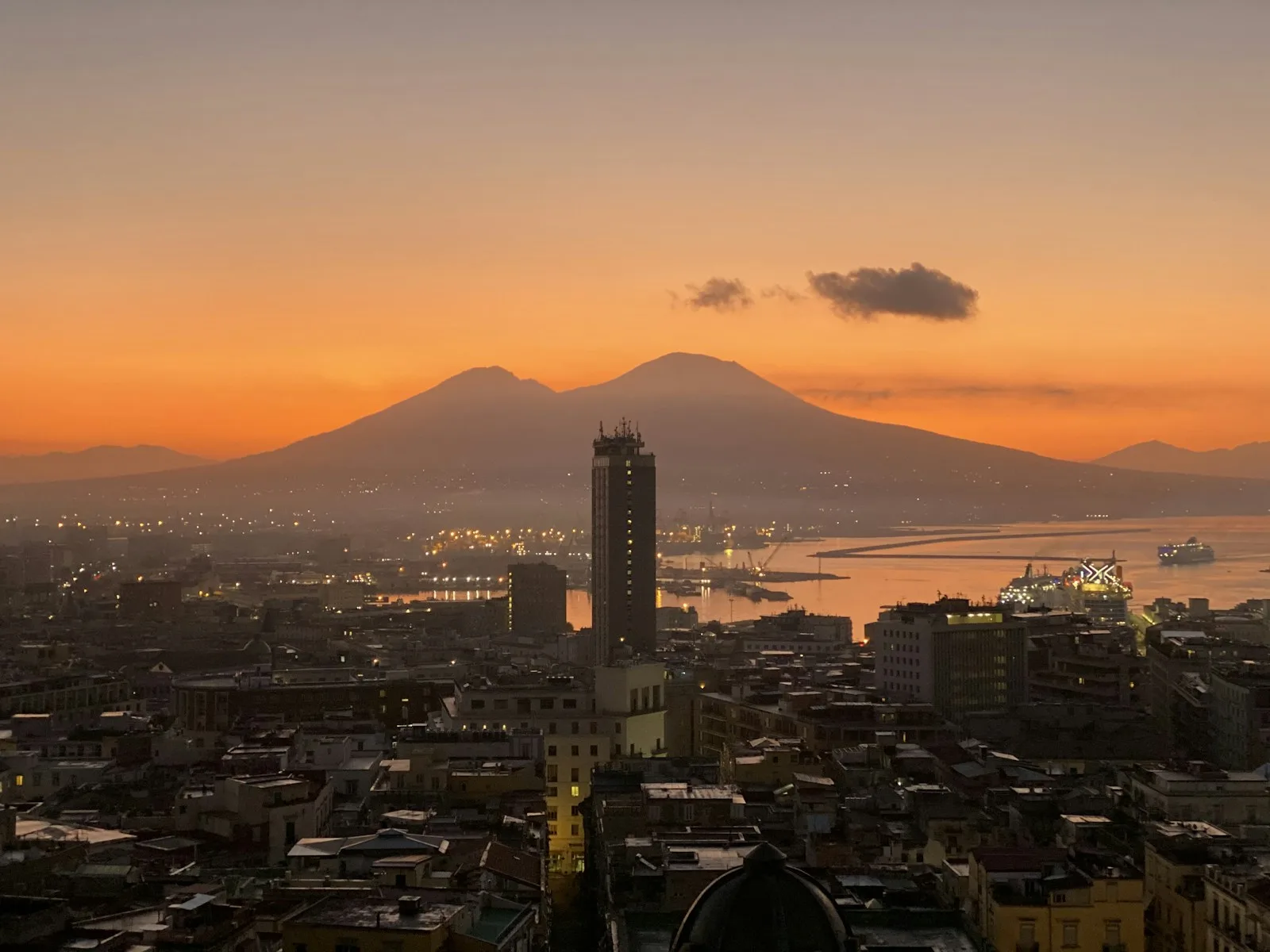 Vista panorámica del golfo de Nápoles con el cono del monte Vesubio recortado en el horizonte al atardecer