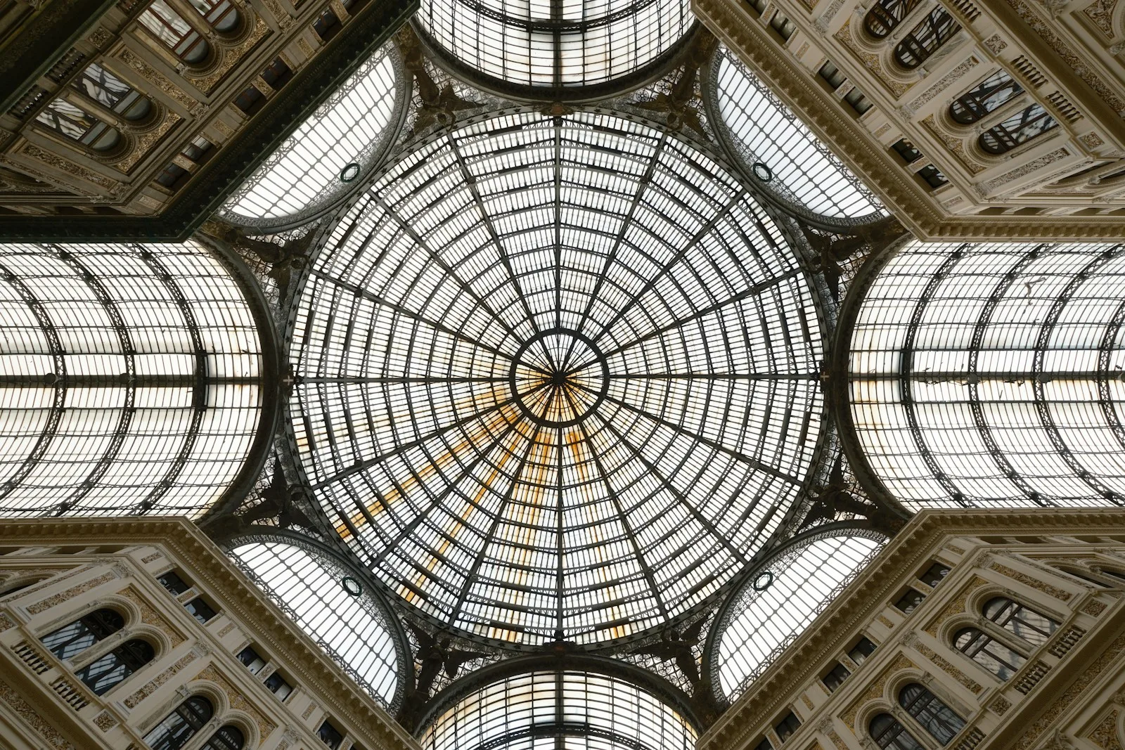 Cúpula de vidrio y hierro con mosaicos en el suelo en la señorial Galleria Umberto I de Nápoles