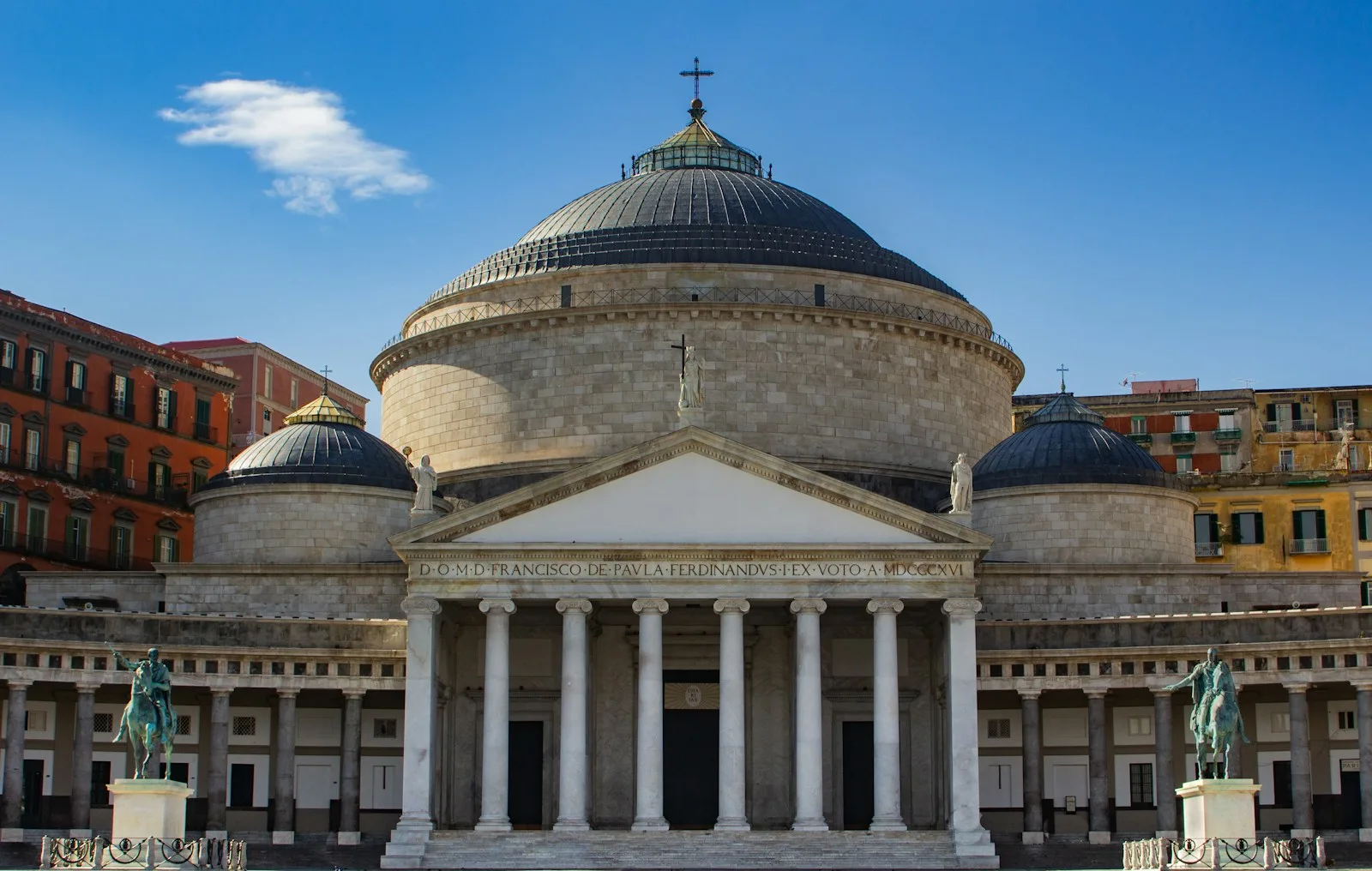 Gran columnata neoclásica de la Piazza del Plebiscito y la Basílica de San Francisco de Paula en Nápoles