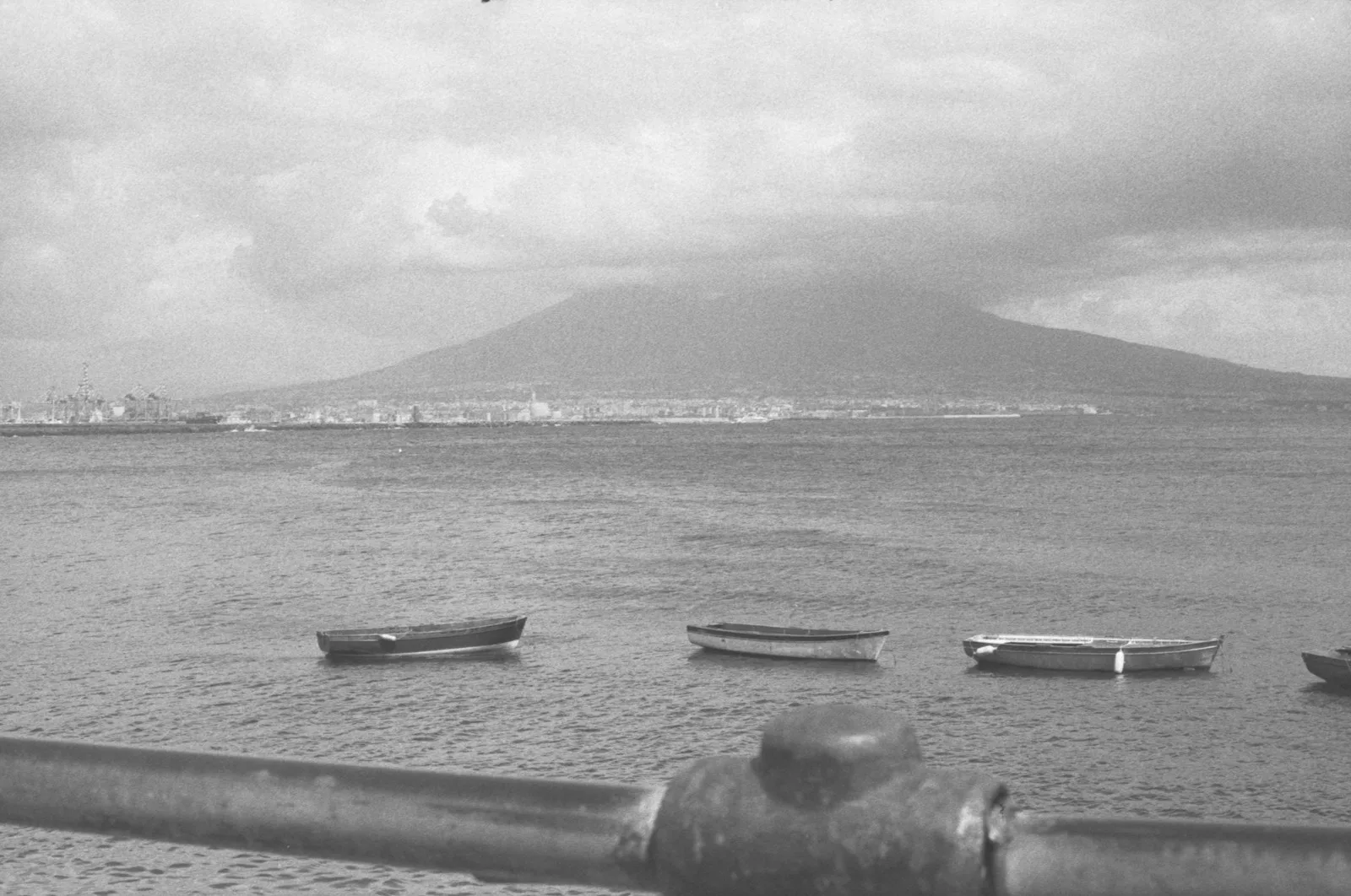 Borde del cráter del volcán Vesubio con vistas panorámicas sobre toda la costa del golfo de Nápoles