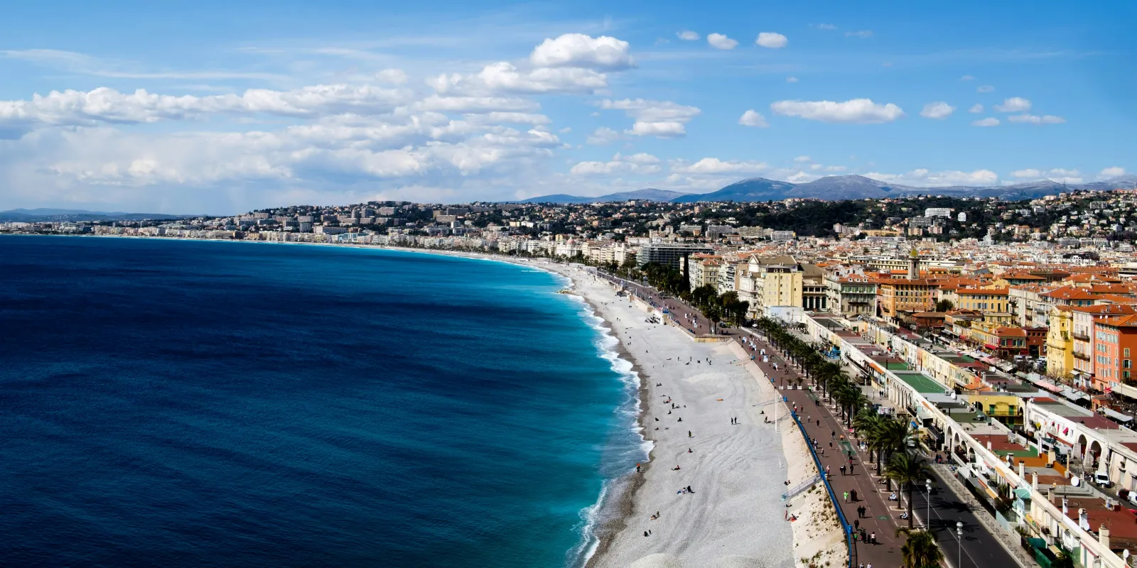 Panorámica de la Bahía de los Ángeles, la Promenade des Anglais y los tejados de Niza