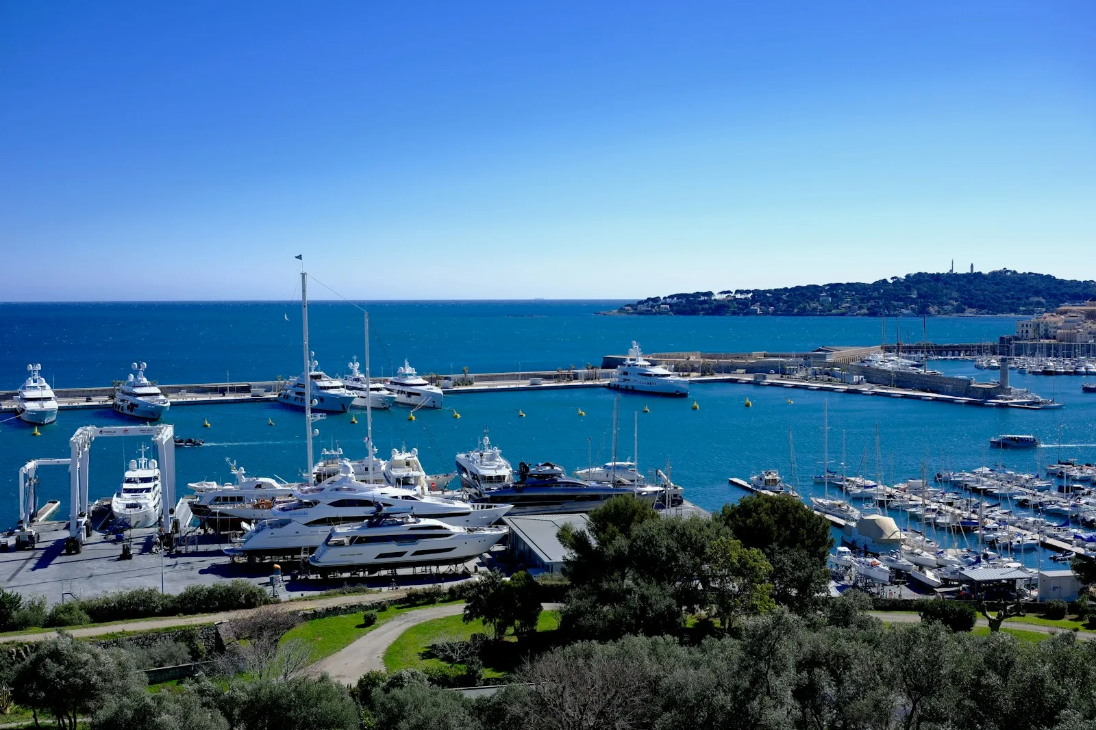 Bahía de aguas calmas de Villefranche-sur-Mer con casas de colores y veleros junto a Niza
