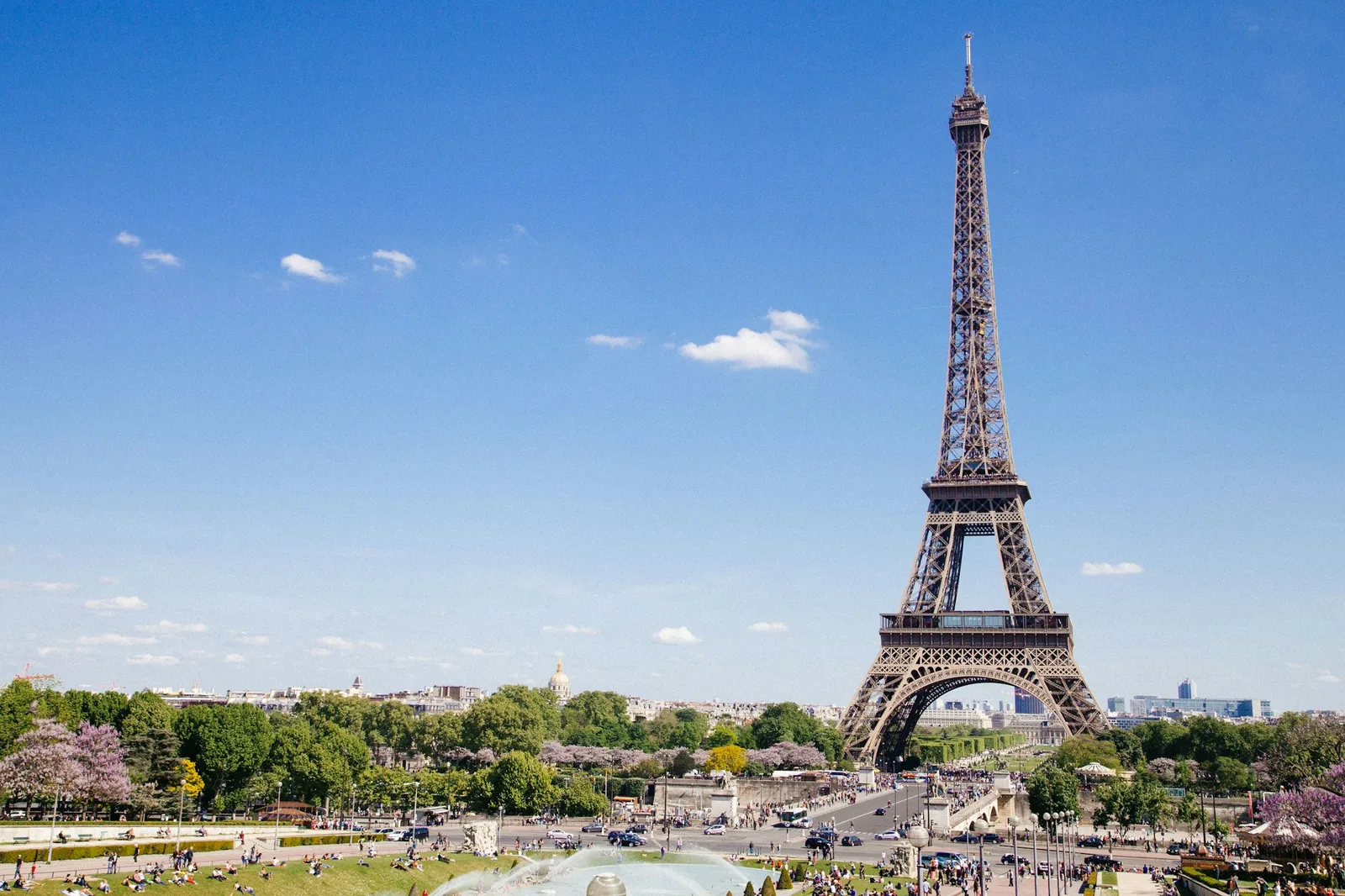 Torre Eiffel y el río Sena bajo la luz de París