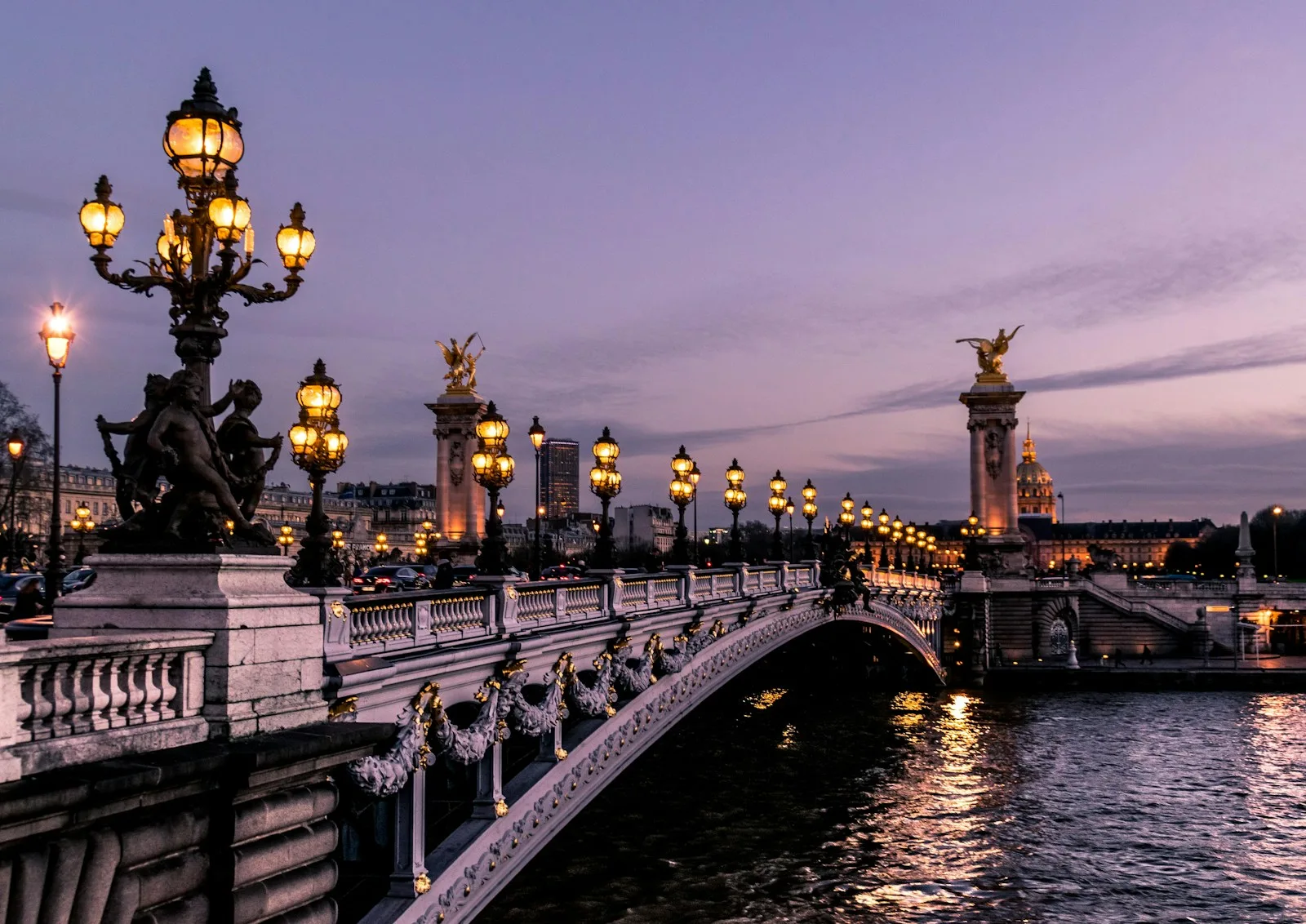 Pont Alexandre III con sus farolas doradas y esculturas sobre el río Sena