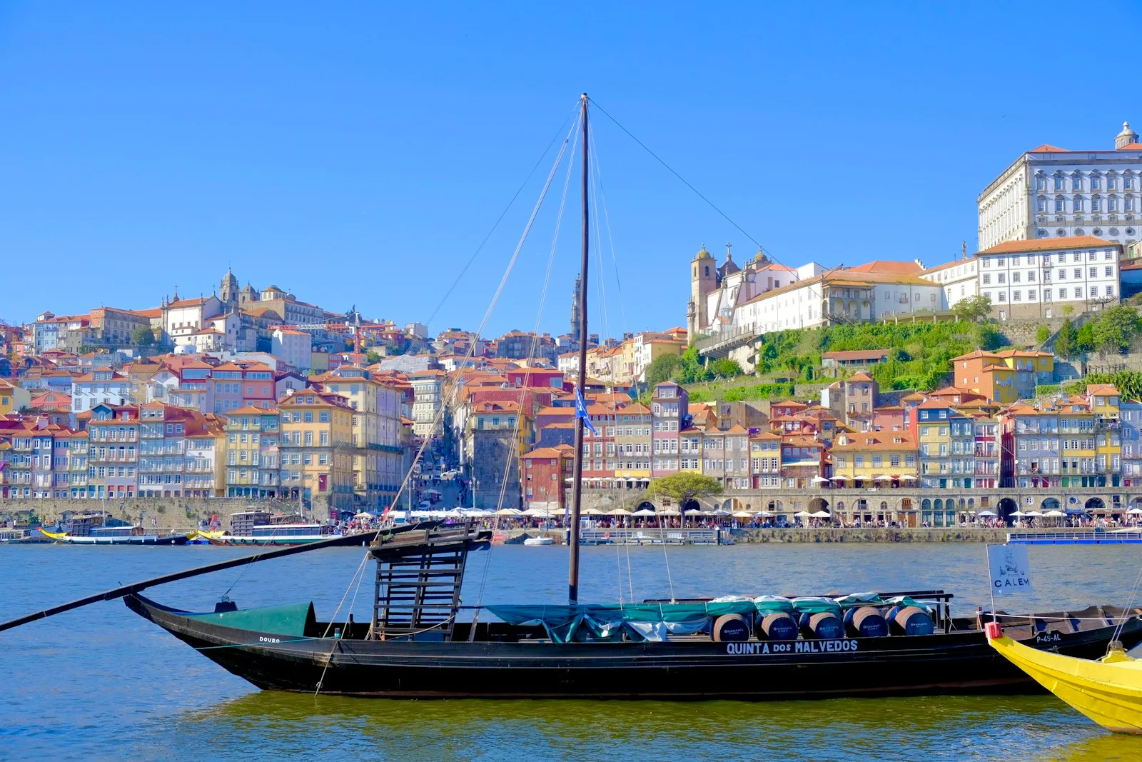 Barco rabelo tradicional sobre las aguas del Duero frente a Oporto