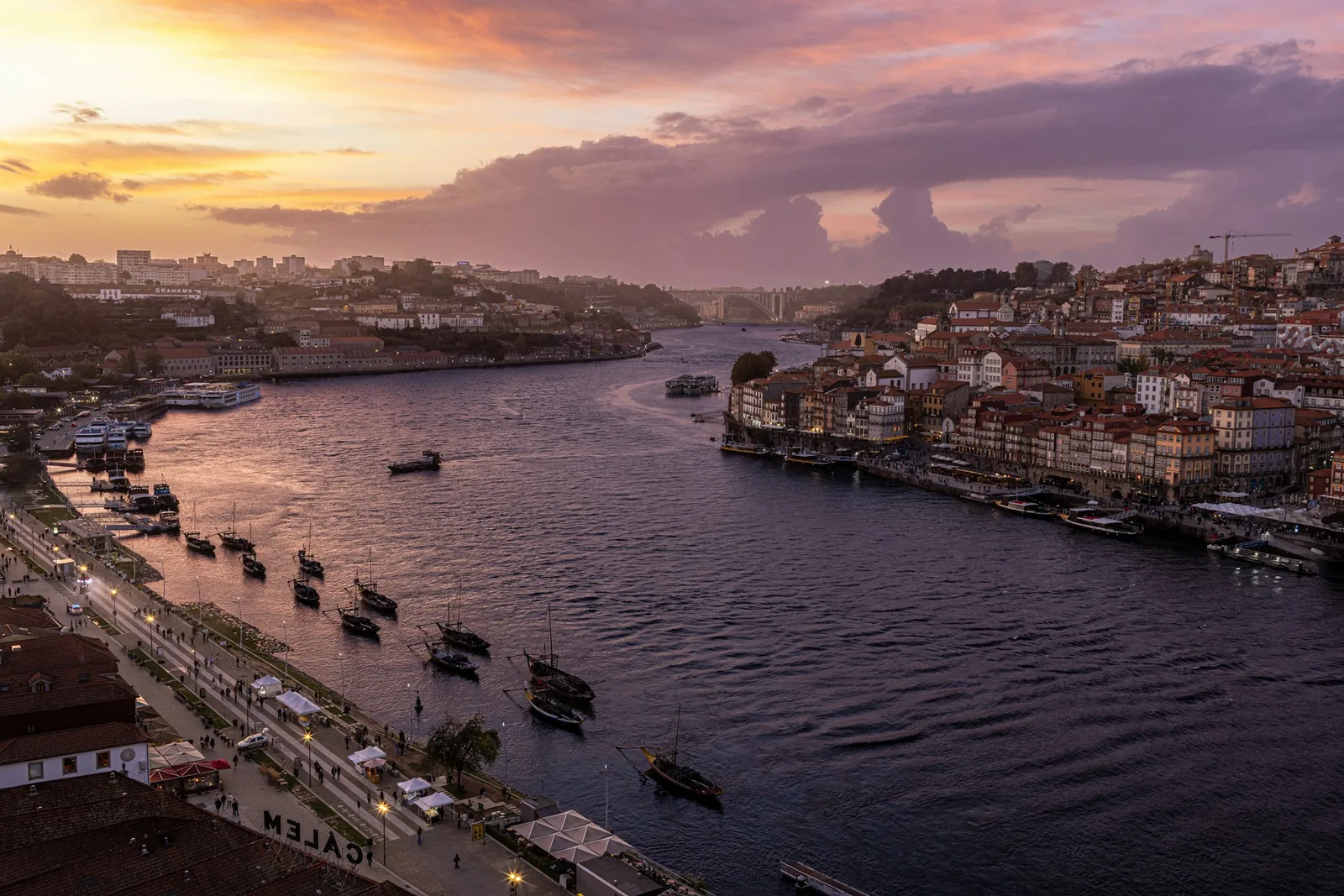 Vista panorámica del río Duero, Ribeira y Vila Nova de Gaia al atardecer en Oporto