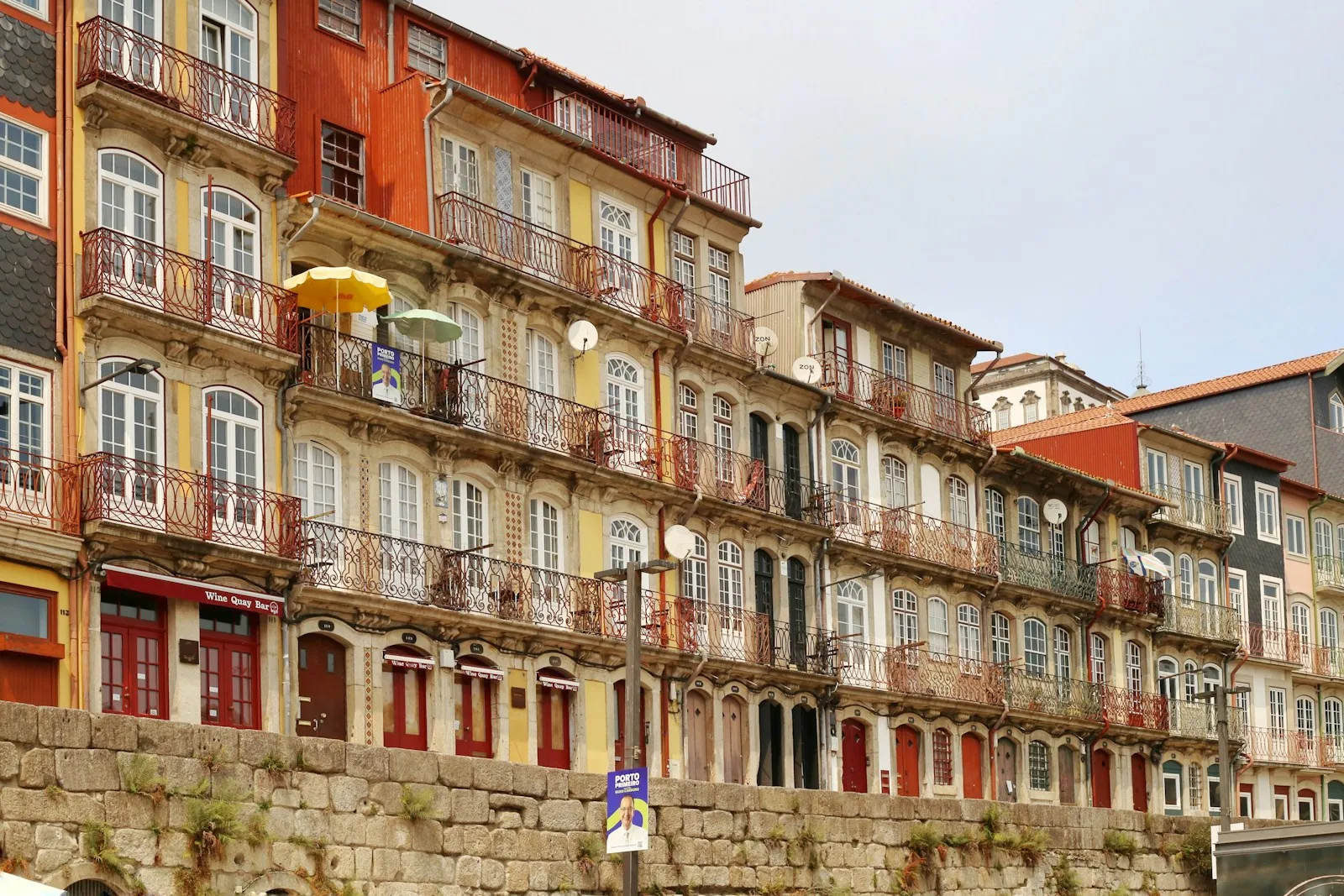 Fachadas de colores y terrazas tradicionales en el muelle de la Ribeira de Oporto