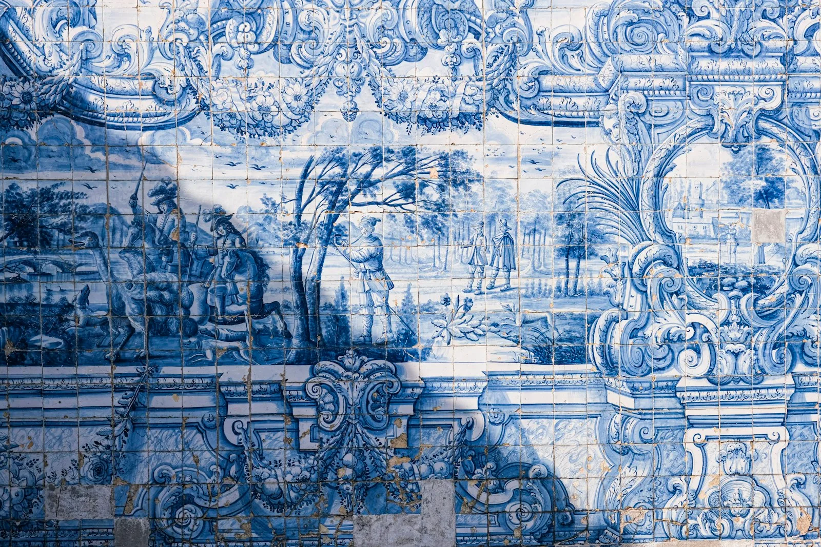 Mural monumental de azulejos blancos y azules en Oporto