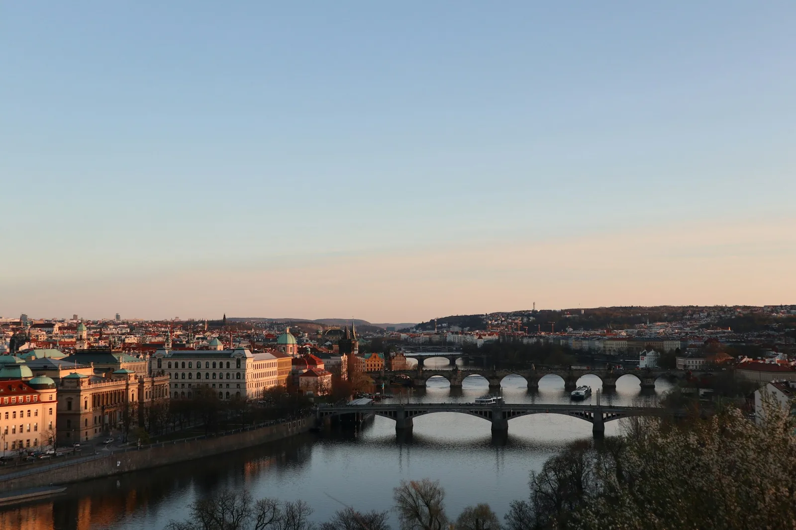 Perspectiva de los puentes históricos sobre el río Moldava desde el mirador de Letná