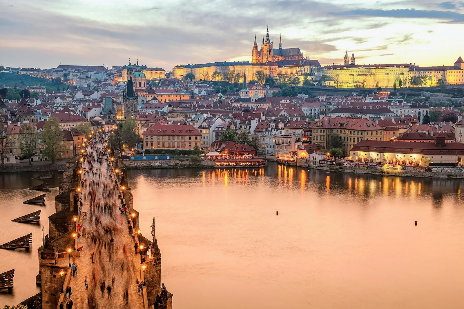 Panorámica del Puente de Carlos, río Moldava y el Castillo de Praga al atardecer