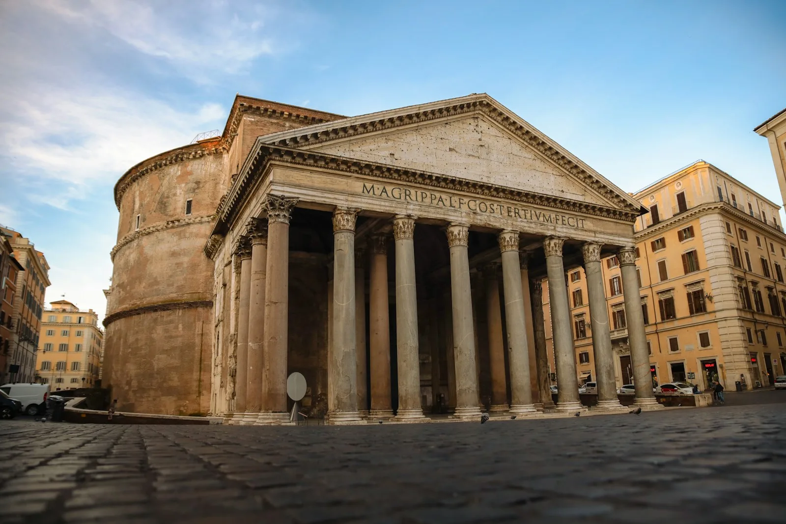 Pórtico monumental y columnas clásicas del Panteón de Agripa en Roma
