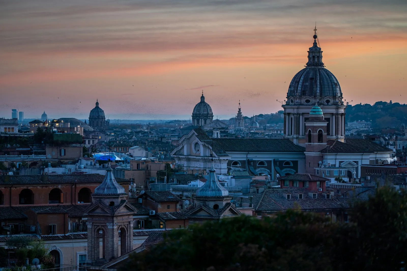 Panorámica de los tejados y cúpulas históricas de Roma al atardecer desde la colina del Pincio