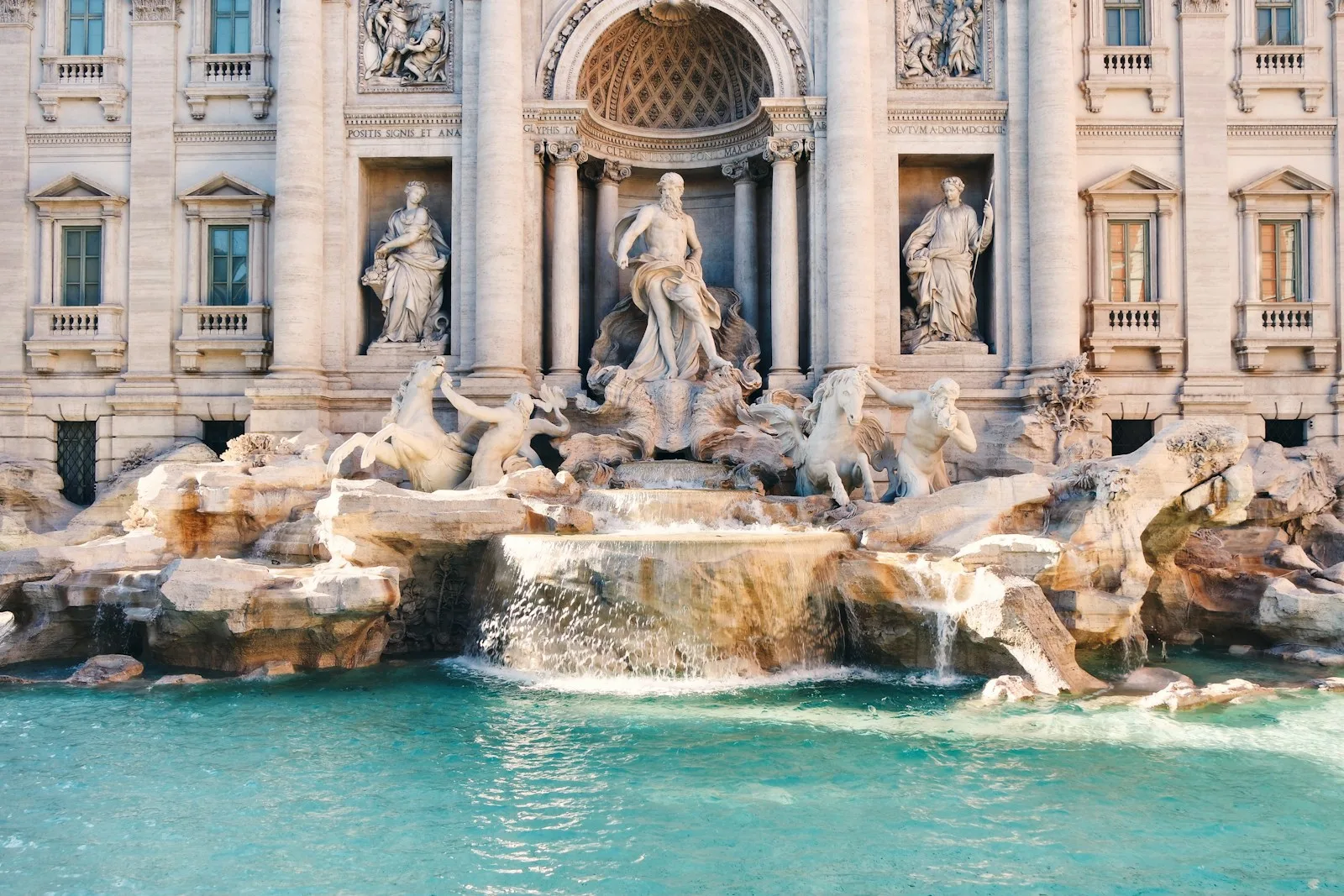 Detalle de las esculturas barrocas y aguas turquesas de la Fontana di Trevi