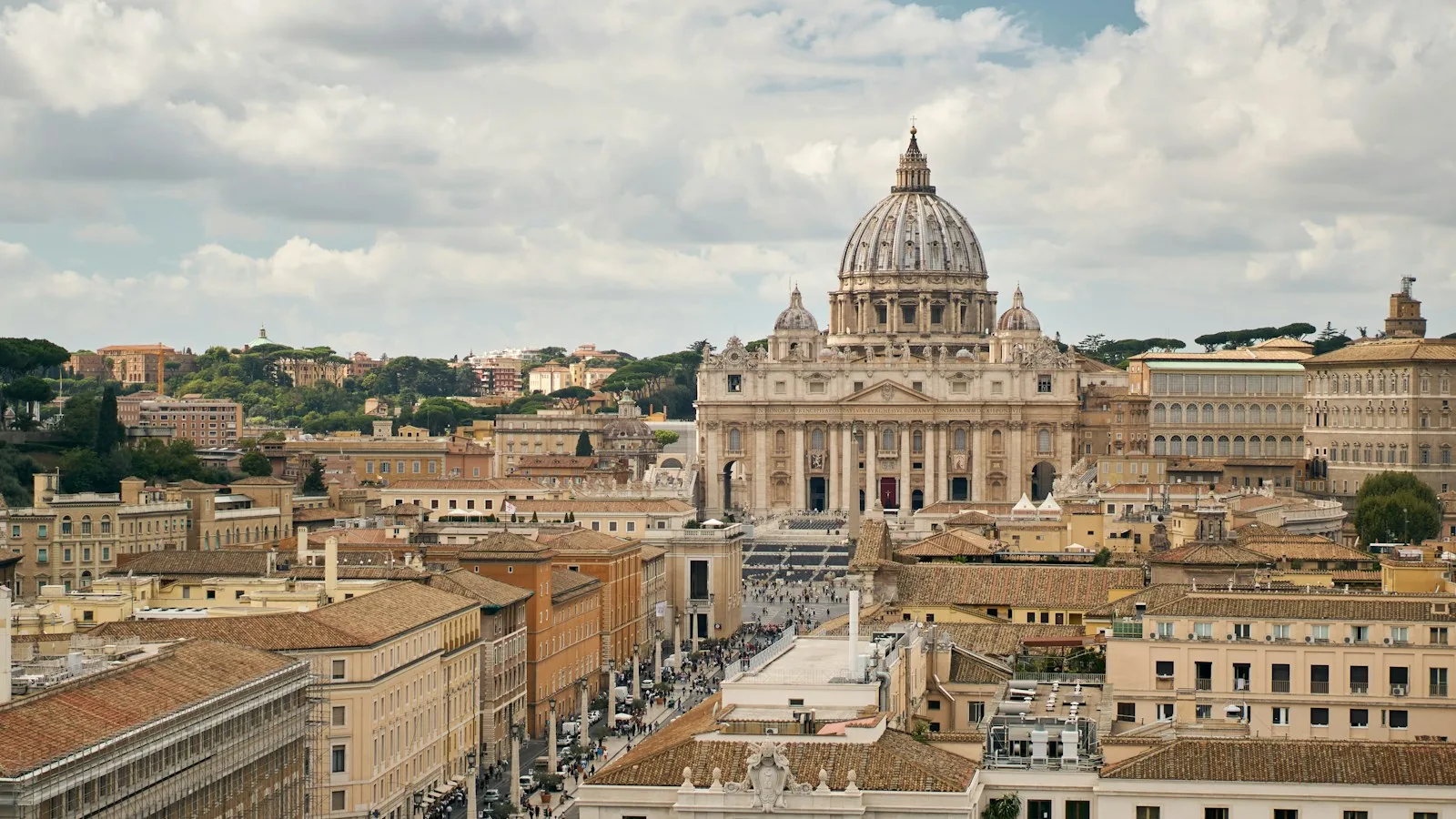 Basílica de San Pedro y Plaza del Vaticano bajo el cielo azul