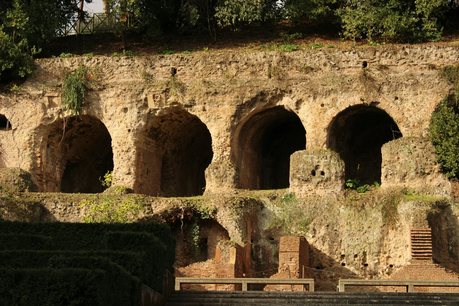 Murallas romanas del siglo IV y arcos de piedra del Palacio de Diocleciano habitado en Split