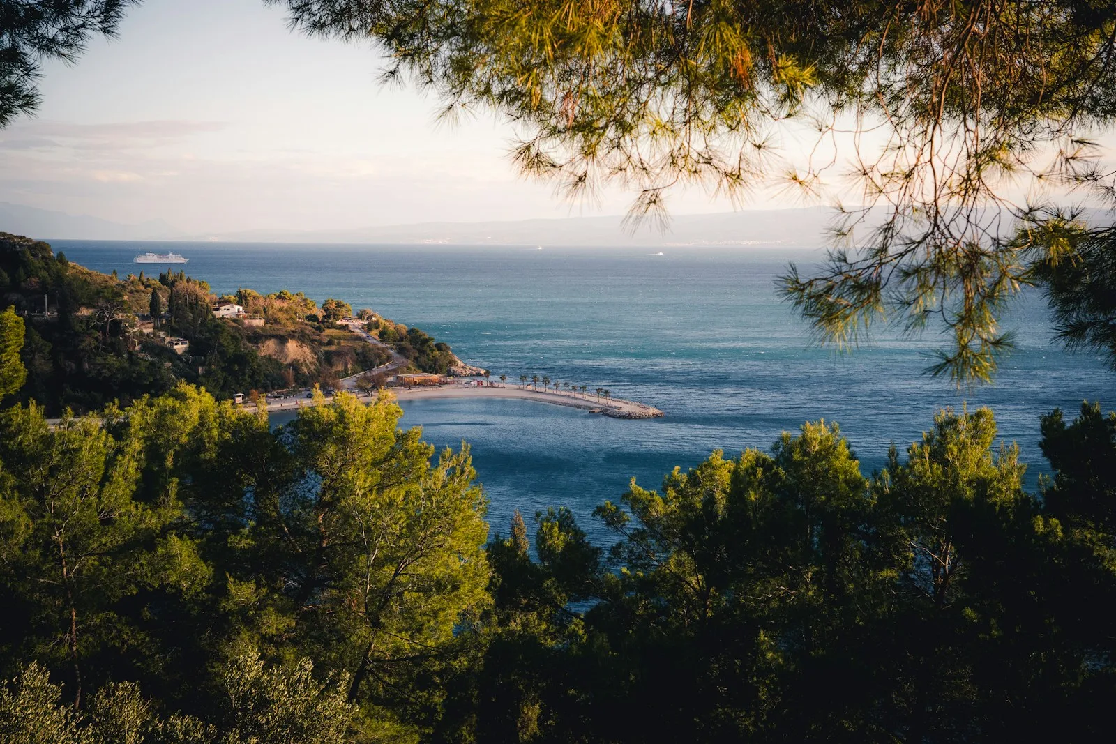 Mirador de la colina de Marjan entre pinares mediterráneos contemplando la península de Split y el mar