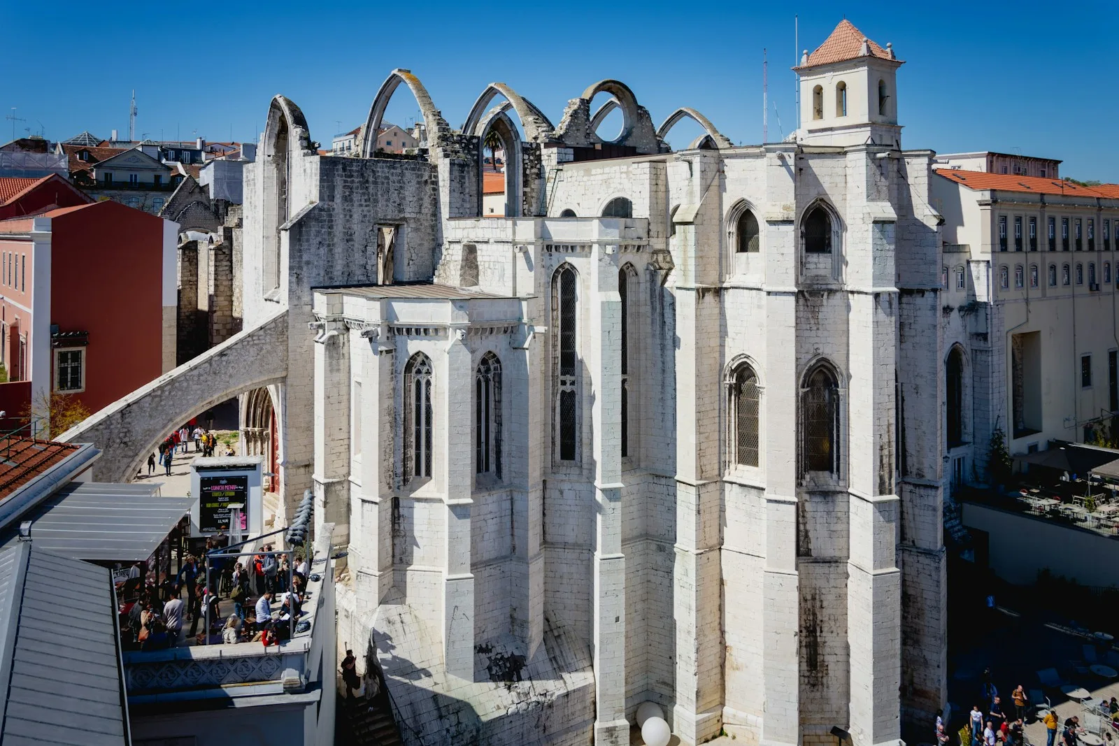 Columnata corintia romana del Peristilo y campanario de la Catedral de San Duje en el corazón de Split