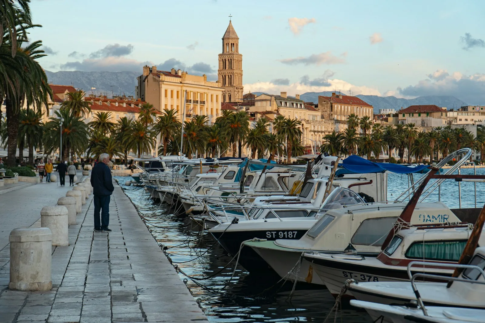 El amplio paseo marítimo de la Riva bordeado de palmeras, cafeterías y vistas a las islas del Adriático