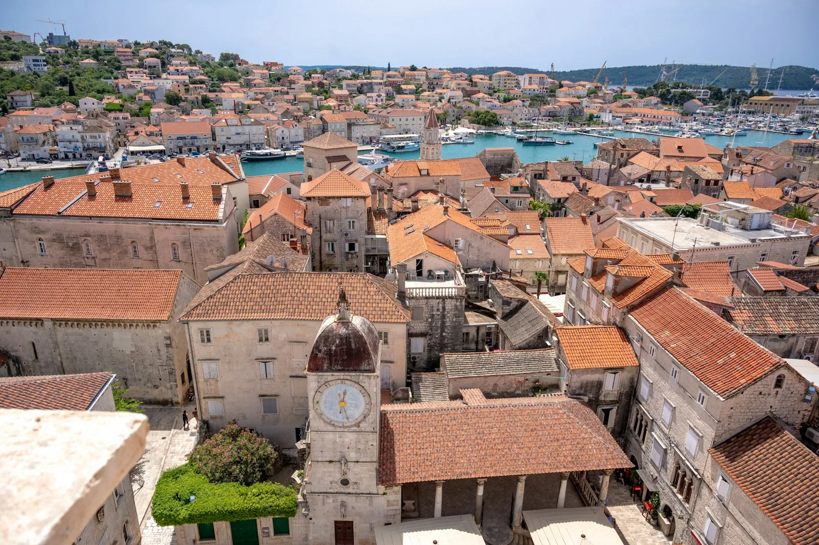 Callejuelas medievales de piedra y campanario románico-gótico en la isla Patrimonio de la Humanidad de Trogir