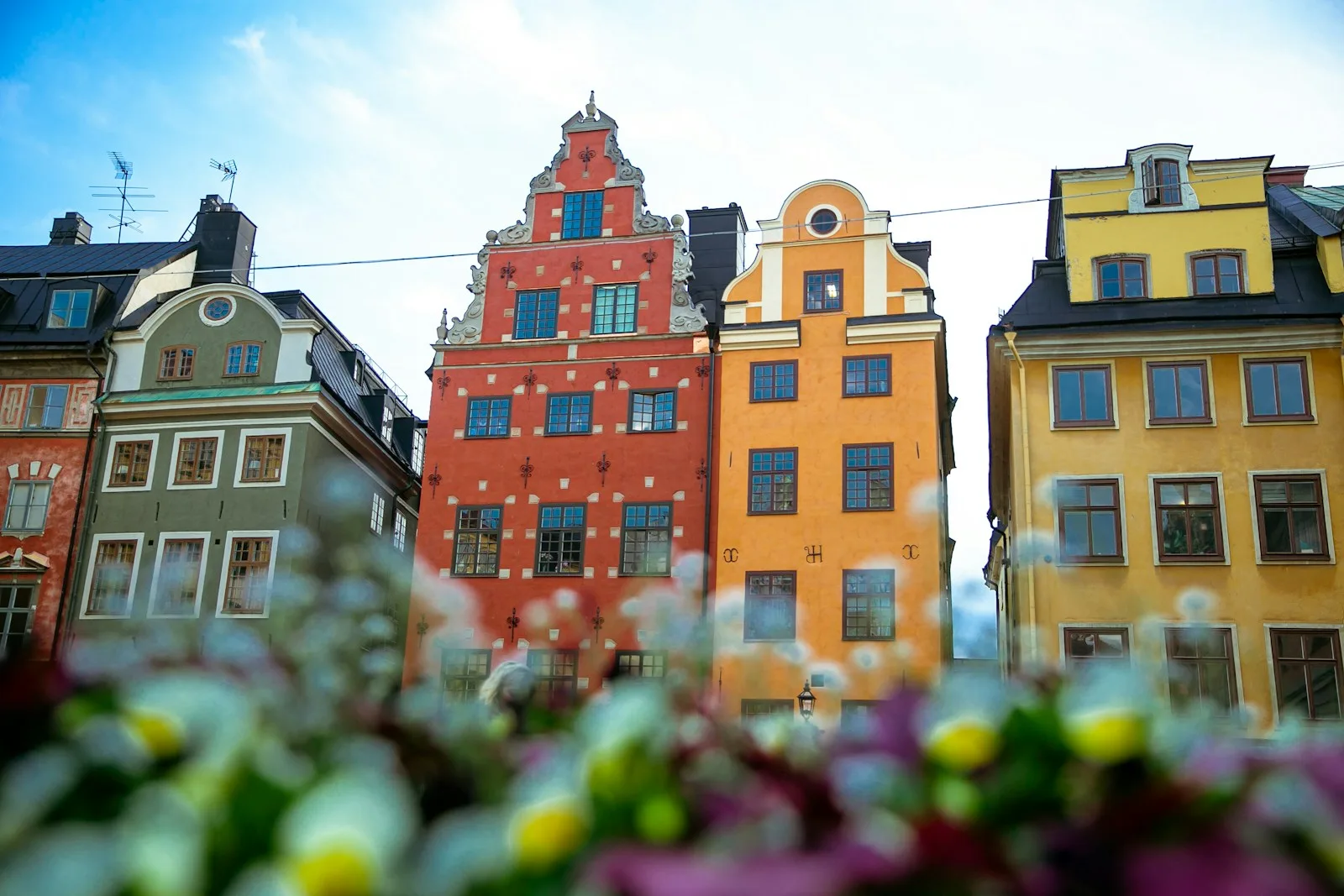 Edificios medievales ocres y rojizos en la emblemática plaza Stortorget de Gamla Stan
