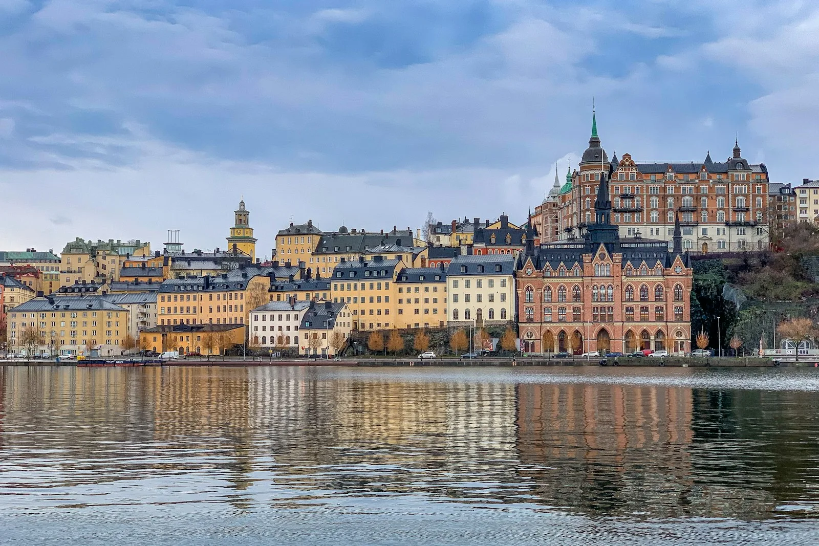 Fachada monumental del Palacio Real Kungliga Slottet vista desde el canal marítimo de Estocolmo