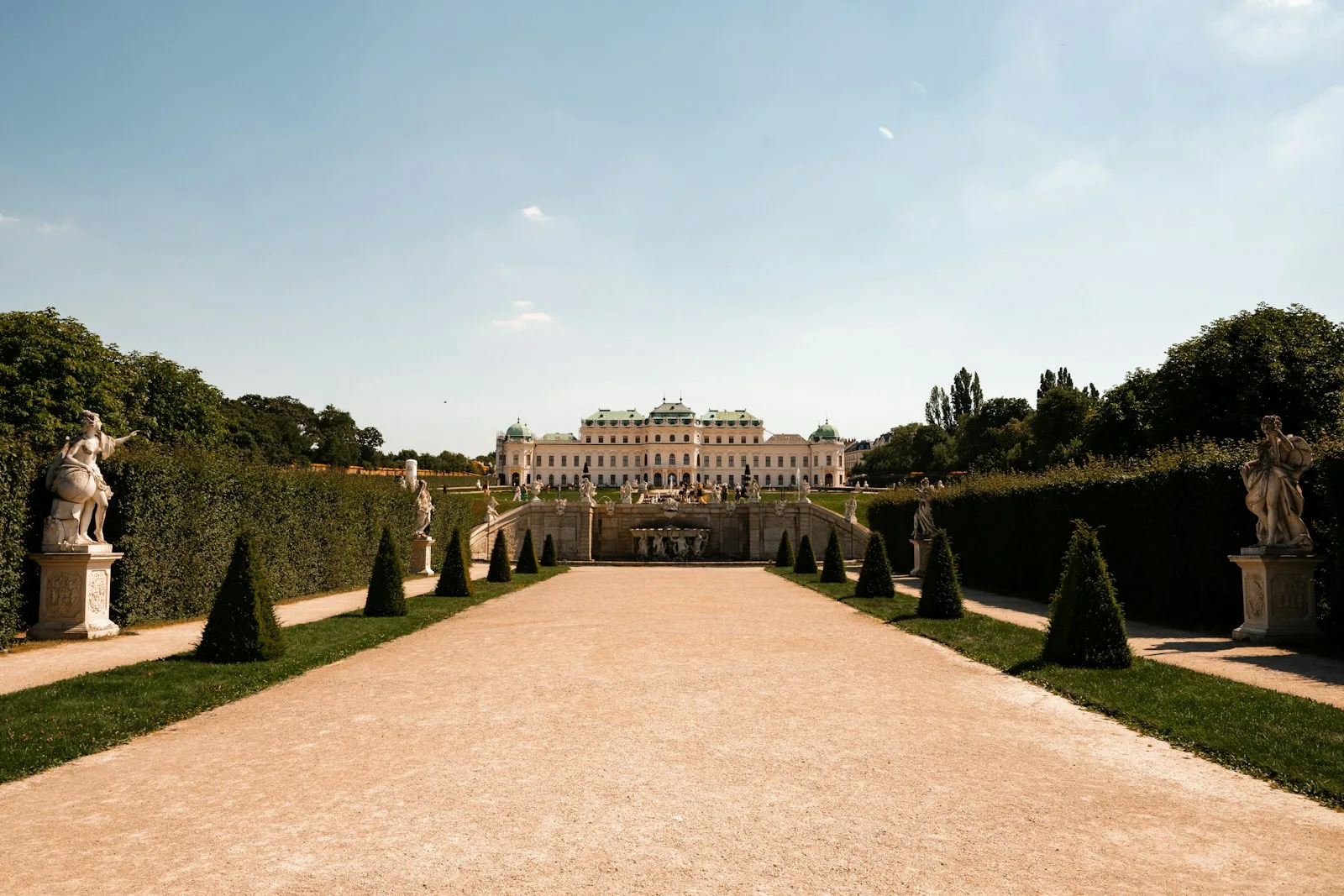 Palacio Belvedere superior al final de los jardines franceses en Viena