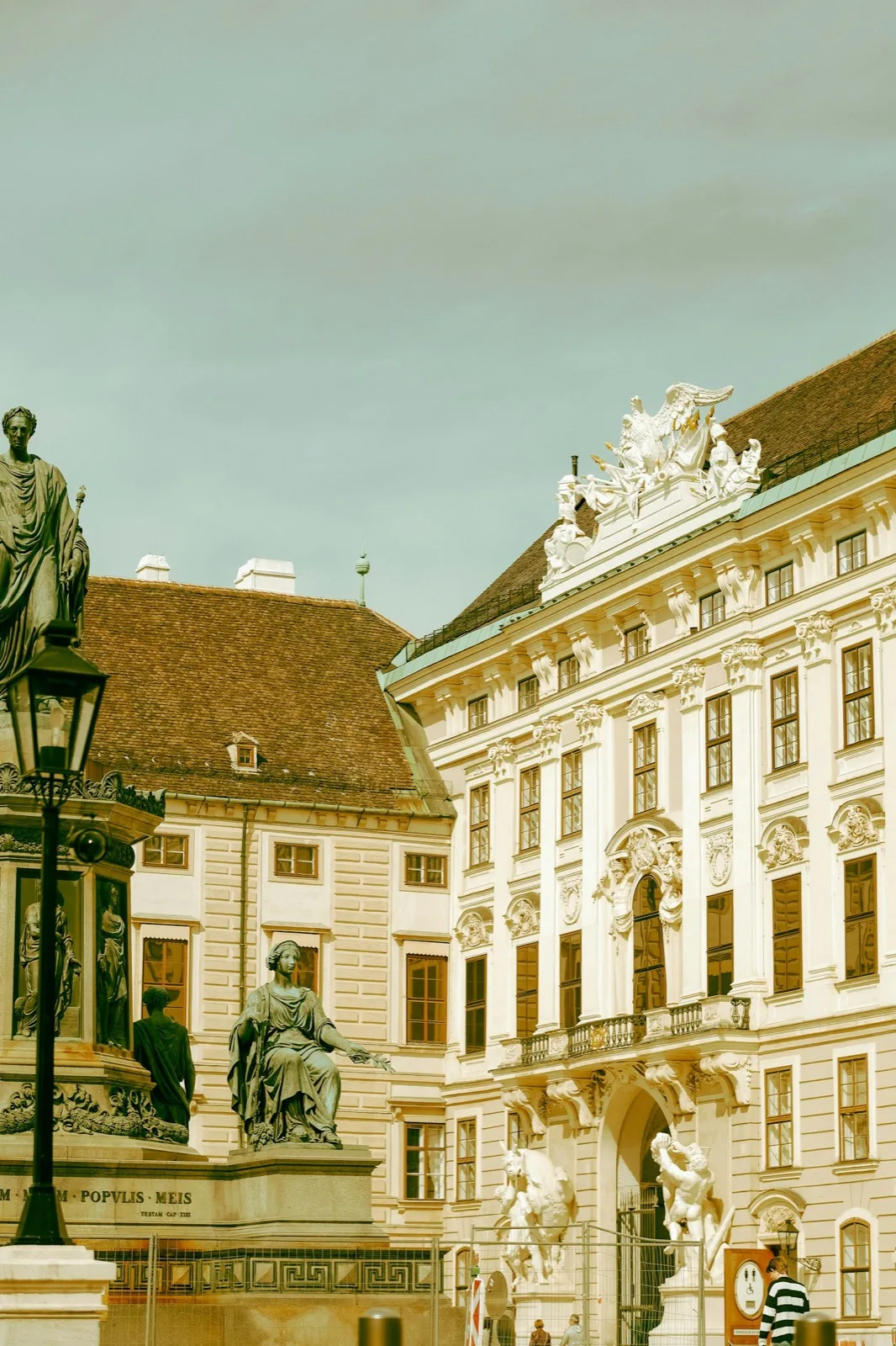 Cúpula monumental y estatuas clásicas en la plaza de San Miguel del Palacio de Hofburg