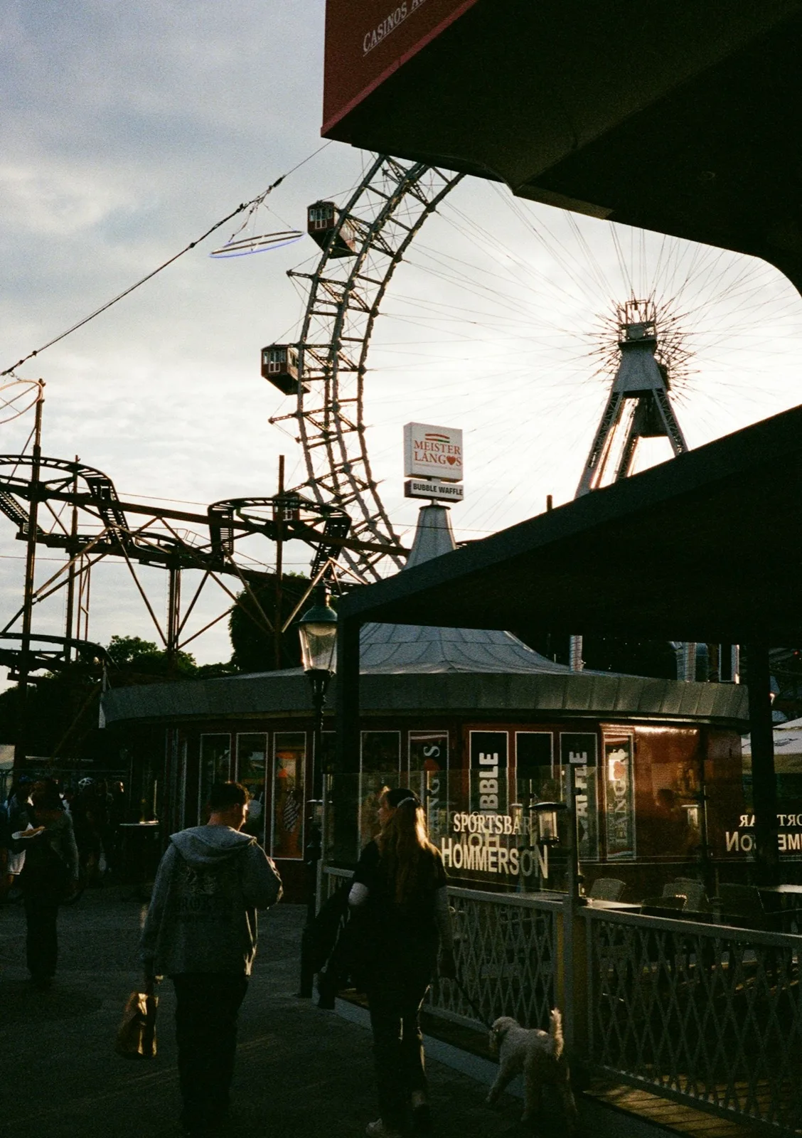 La mítica noria gigante Riesenrad en el parque Prater de Viena