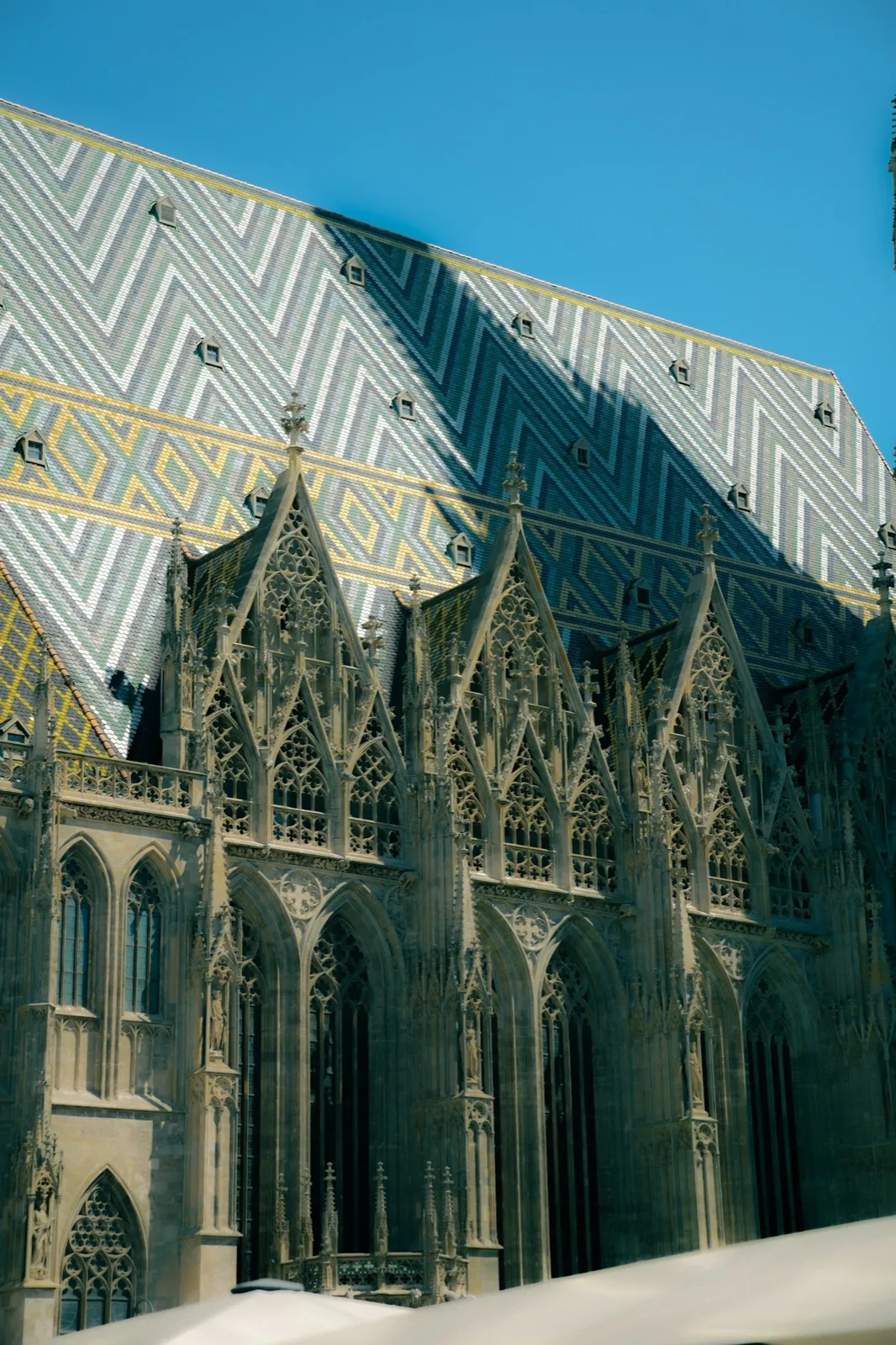 Torre gótica y tejado vidriado de la Catedral de San Esteban en Viena