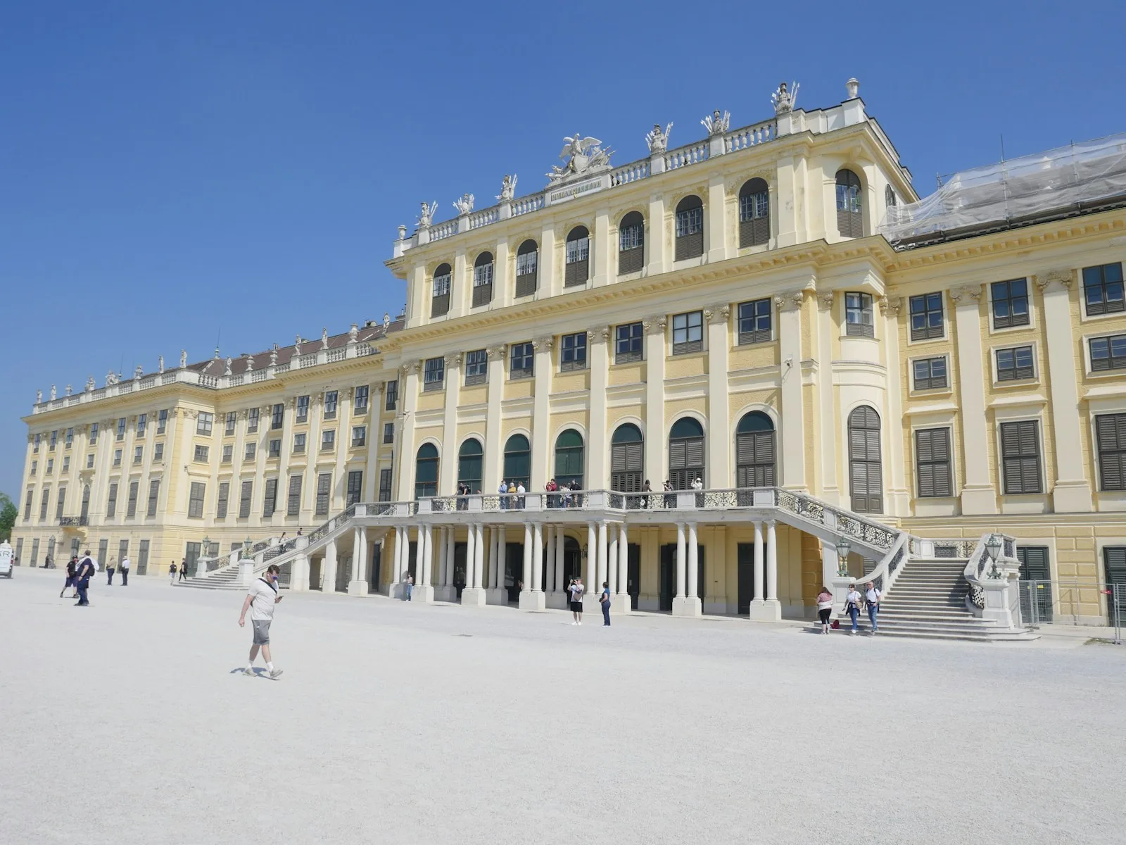 Fachada barroca del Palacio de Schönbrunn bajo el cielo azul de Viena